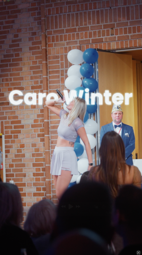 Caro Winter Live-Auftritt: "Flugbegleiterin"